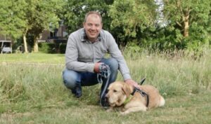 Blindengeleidehond Prince geeft Ruben vrijheid (Hart van Lansingerland)
