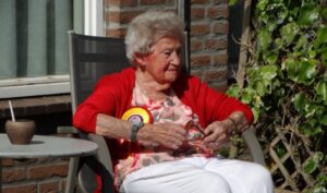 Honderdjarige Rie Ravensberg verblijd met serenade (Hart van Lansingerland)