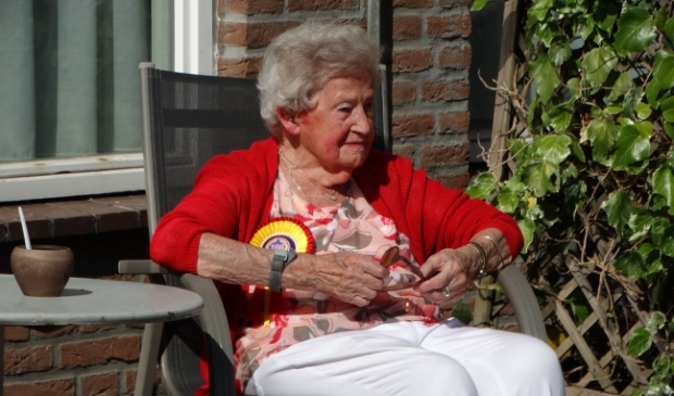 Honderdjarige Rie Ravensberg verblijd met serenade (Hart van Lansingerland)