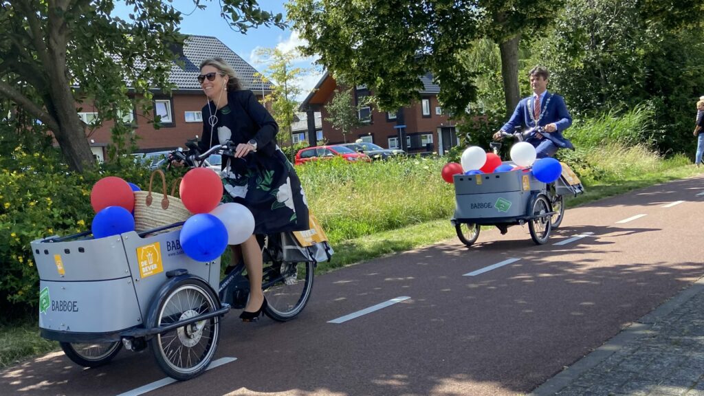Burgemeester brengt lintjes rond op de bakfiets