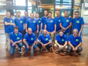 Mannen TOGB 8 pakken uit voor nieuwe tribune
