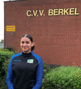 Jazz Oster van IJVV de Zwervers MO19 naar Berkel vrouwen