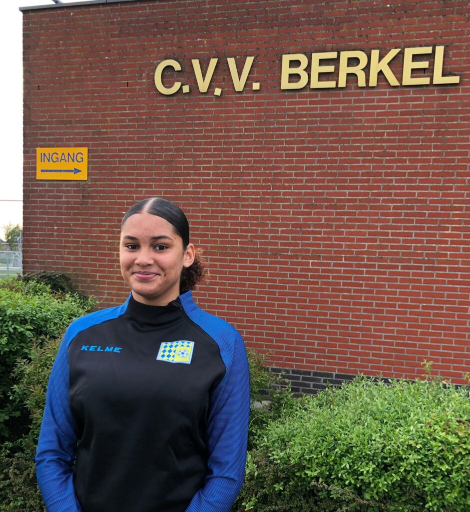 Jazz Oster van IJVV de Zwervers MO19 naar Berkel vrouwen
