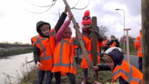 Inwoners planten bomen ter compensatie voor aanleg A16