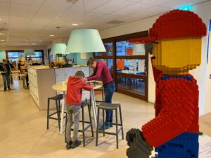 Een legosteentje bijdragen aan het goede doel
