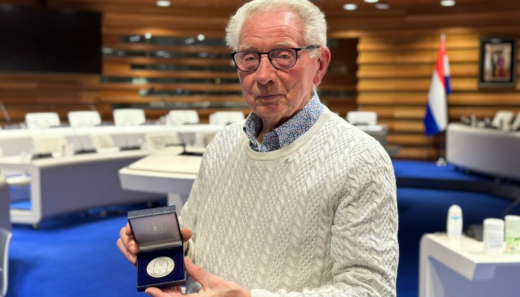 John Hofman ontvangt gemeentelijke erepenning