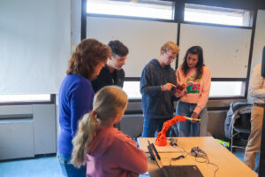 MET EEN ROBOT ARM KNOEI JE NIET