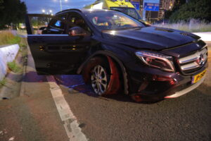 MERCEDES OP AFRIKAWEG BETONBLOK