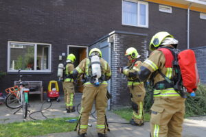 BIJ DE BUREN: JONGEN BRAND BROODJES AF