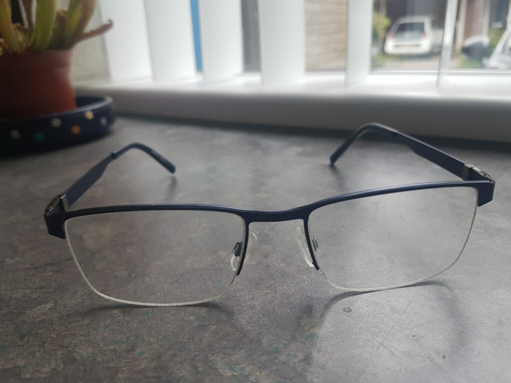 IN GEMEENTES VERSCHILT HET OF JE EEN BRIL OP MAG OF NIET VOOR DE PASFOTO