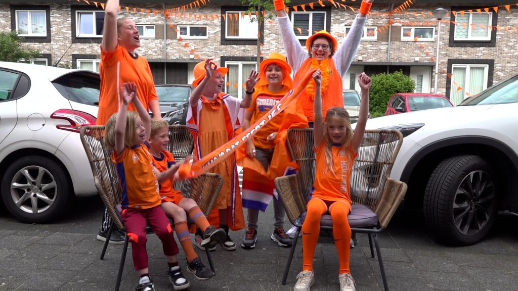 Gezellige EK voorbereidingen in Herlaerstraat