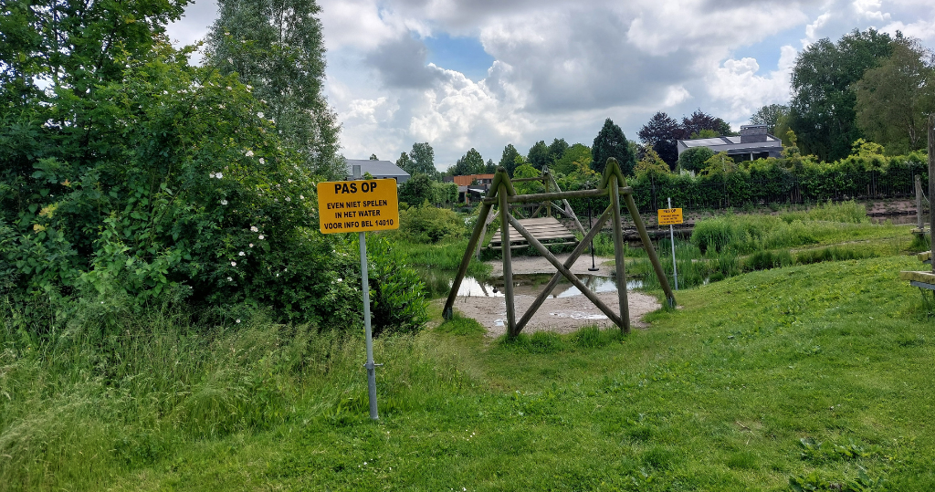 Blauwalg aangetroffen in het water aan de Gruttostraat in Bleiswijk