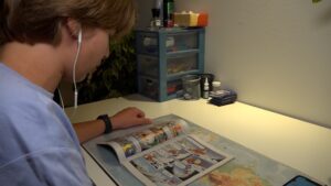 Guus (14) las zijn neefje de Donald Duck voor; het bleek een gat in de markt