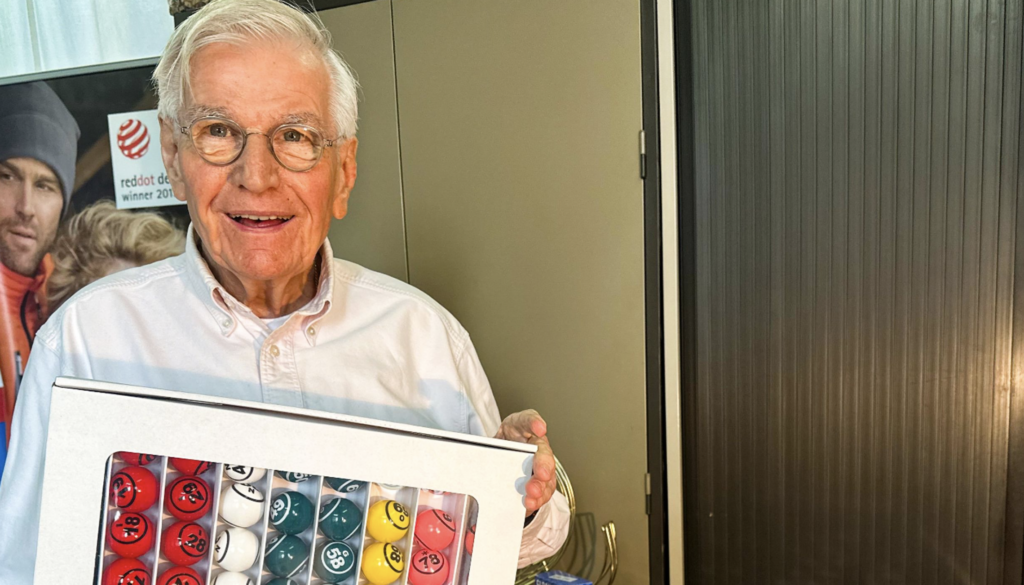 ‘Opa Bingo’ Dick runt op 85-jarige leeftijd nog een bingogroothandel: ‘Ga niet achter de geraniums zitten’