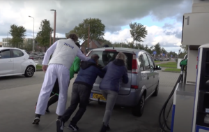 Tanken voor 1,11 per liter zorgt voor enorme drukte bij pompstation: “Toen ik wegreed stonden er wel 30 auto’s”
