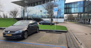 Blauwe zone bij parkeerterrein gemeentehuis