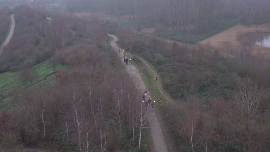 Lichtjes in het bos: fakkeltocht zorgt voor magische sfeer