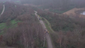Lichtjes in het bos: fakkeltocht zorgt voor magische sfeer
