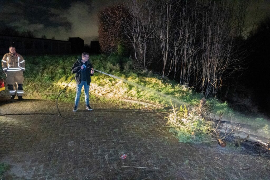 Brandweerman in vermomming? Persfotograaf blust kerstbomenbrand in Bergschenhoek