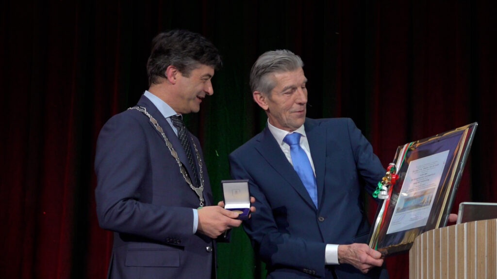 Burgemeester Pieter van de Stadt ontvangt erepenning bij afscheid