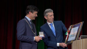 Burgemeester Pieter van de Stadt ontvangt erepenning bij afscheid