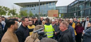 Vreedzaam protest tegen opvangplannen, zorgen en verdeeldheid klinken door