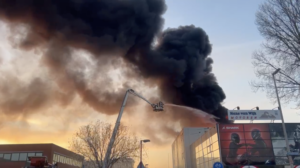 Grote brand in bedrijfspand, rook tot in omgeving zichtbaar