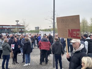 Demonstratie bij gemeentehuis tegen AZC