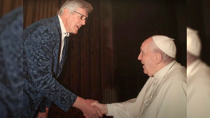 ‘Dat moment vergeet ik nooit meer’ – Bloemist Piet van der Burg uit Berkel over zijn laatste ontmoeting met paus Franciscus