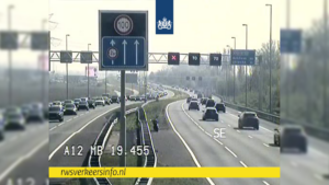 Een onverwachte pitstop: motorrijder stopt op A12 voor zoekactie