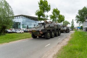 Militair konvooi door straten van Lansingerland