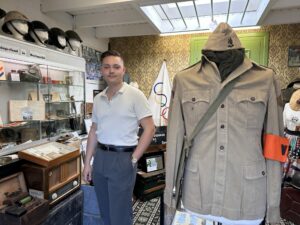 Stijn (22) uit Bleiswijk runt oorlogs­museum in een garagebox: Depot ’40-’45