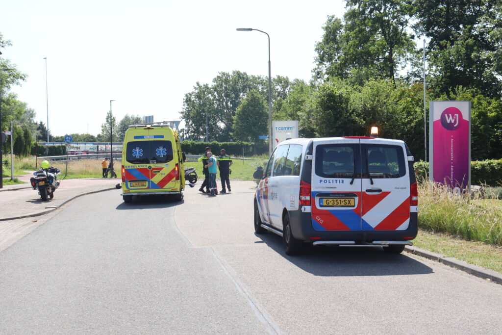 Scooters botsen op de Rokkeveenseweg