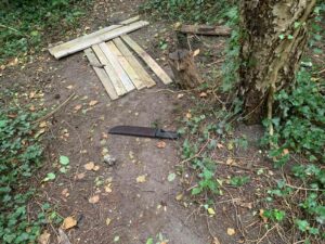 Groot mes aangetroffen door spelende kinderen in Sterrenpark Berkel