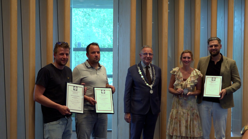 Heldenmoed beloond: Redders springen in ijskoud water om levens te redden