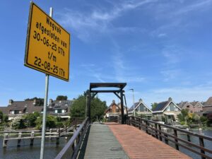 Bewoners van Leyens verast door brugvervanging: “Onze zomer wordt ons afgepakt!”