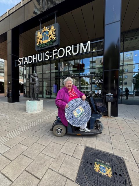 Nieuwe putdeksels met stadswapen in de straten