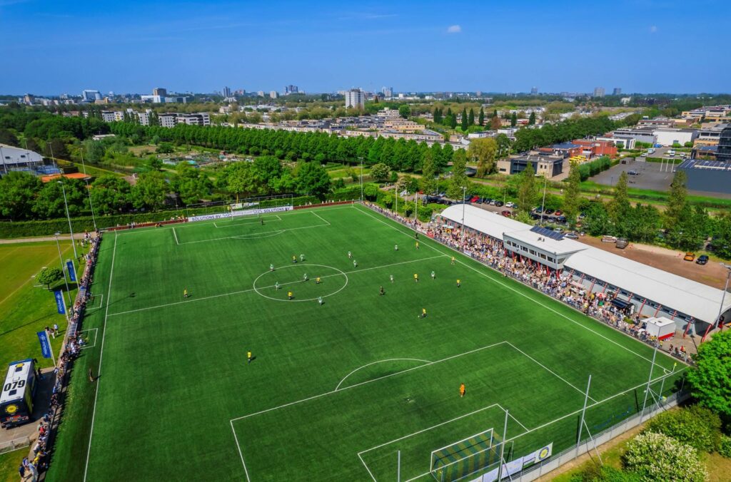 Bouwdrama bij FC Zoetermeer: miljoenenplan voor clubhuis geklapt door falende aannemer en netproblemen