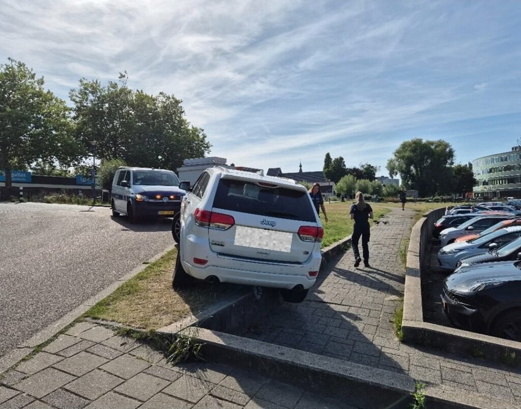 Voertuig raakt van de rijbaan op Osylaan, bungelt met wiel over reling