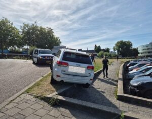 Voertuig raakt van de rijbaan op Osylaan, bungelt met wiel over reling