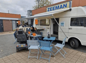 Knussebus brengt verhalen de wijk in