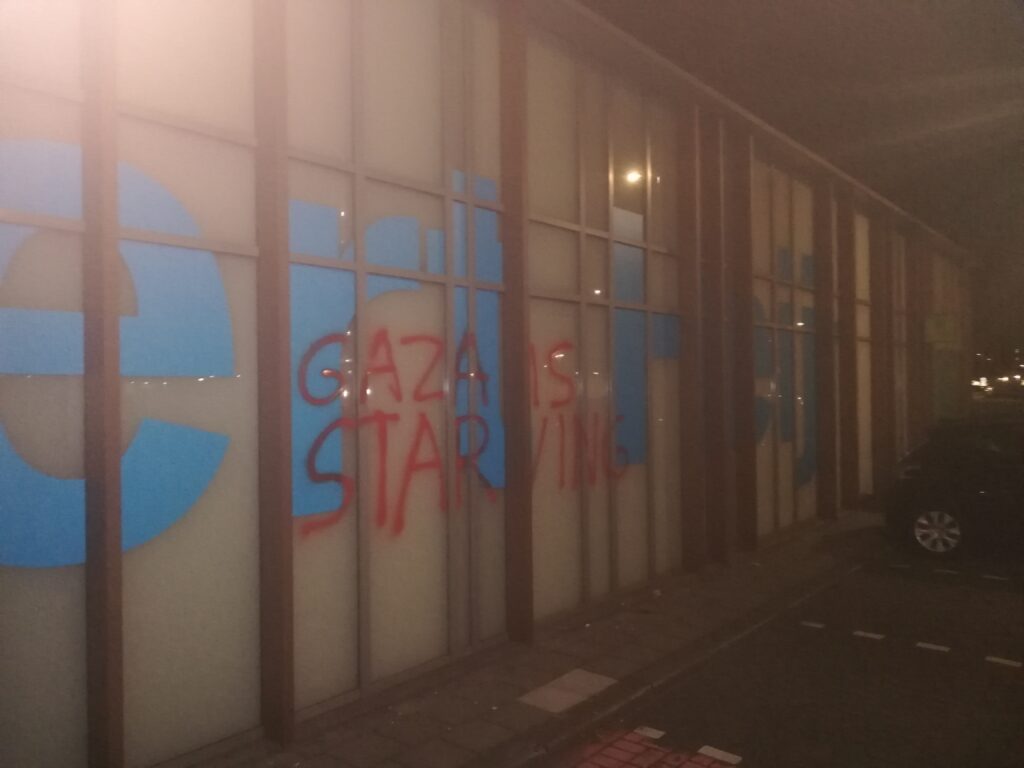 Ruiten beklad in Rokkeveen met leus ‘GAZA IS STARVING’