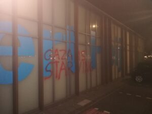Ruiten beklad in Rokkeveen met leus ‘GAZA IS STARVING’