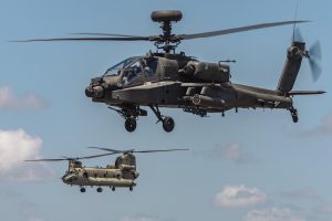 Militaire helikopters trainen boven Lansingerland