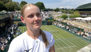 Lamens boekt overtuigende zege bij debuut op Wimbledon: ‘Trots op mezelf’