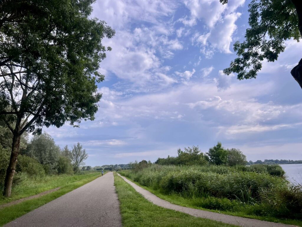 Tropische hitte – Waar blijft warme weer met 30 graden? Het is koel, bewolkt en hier en zelfs regen