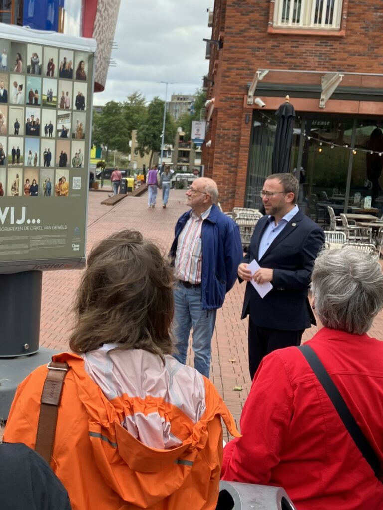 Tentoonstelling ‘WIJ… doorbreken de cirkel van geweld’ te zien op Cadenzaplein in het Stadshart Zoetermeer