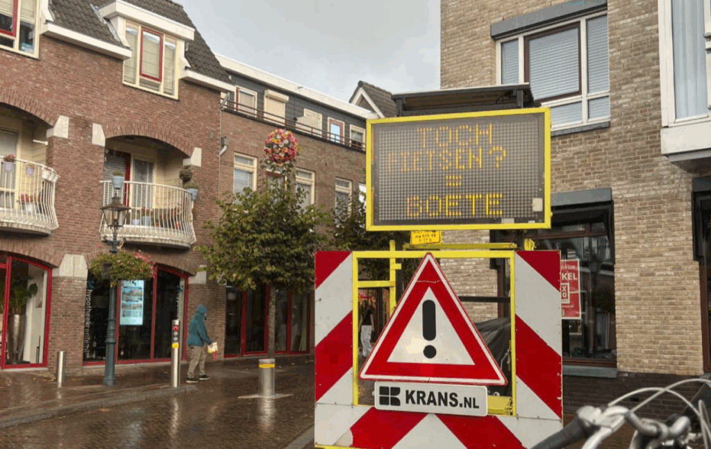 Gedeeltelijk fietsverbod in Dorpsstraat blijft van kracht