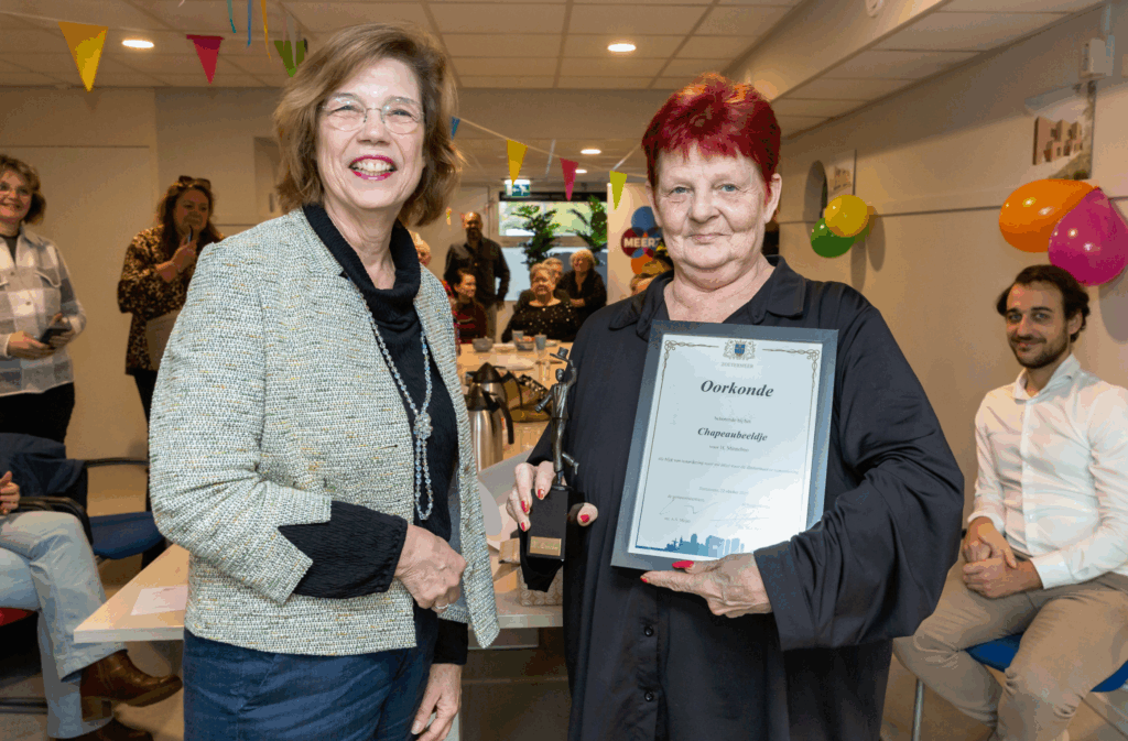 Hennie Minneboo krijgt Chapeaubeeldje voor inzet in Meerzicht