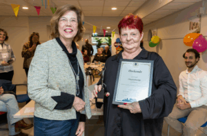 Hennie Minneboo krijgt Chapeaubeeldje voor inzet in Meerzicht